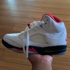 Selling Jordan 5’s retro Fire Red